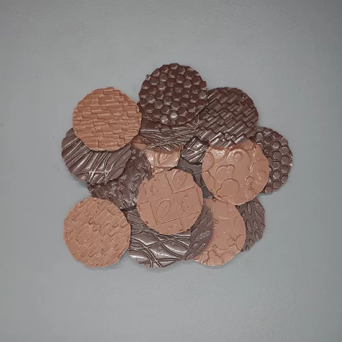 Pastilles-noires-et-lait-mélangées-2 Pastilles-noires-et-lait-mélangées-2