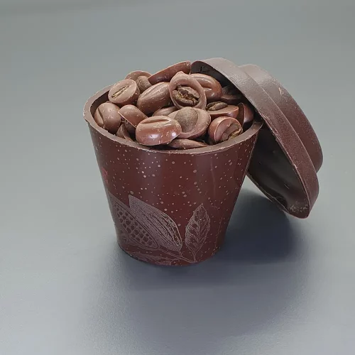 cup-pleine-café-noire Cup de café rempli de grain de café enrobé de chocolat