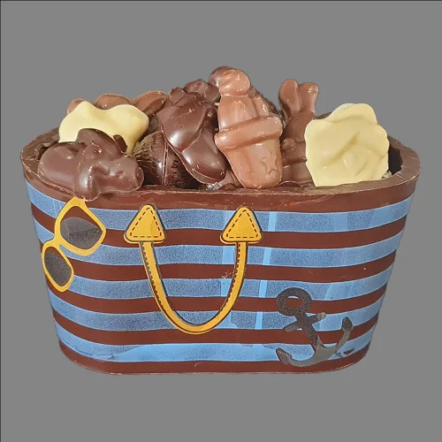 panier-garni Photo d'un panier de plage en chocolat garni de friture