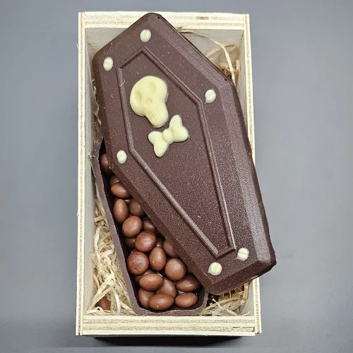 cercueil-noir-ouvert-billes Cercueil chocolat noir ouvert avec des billes à l'intérieur